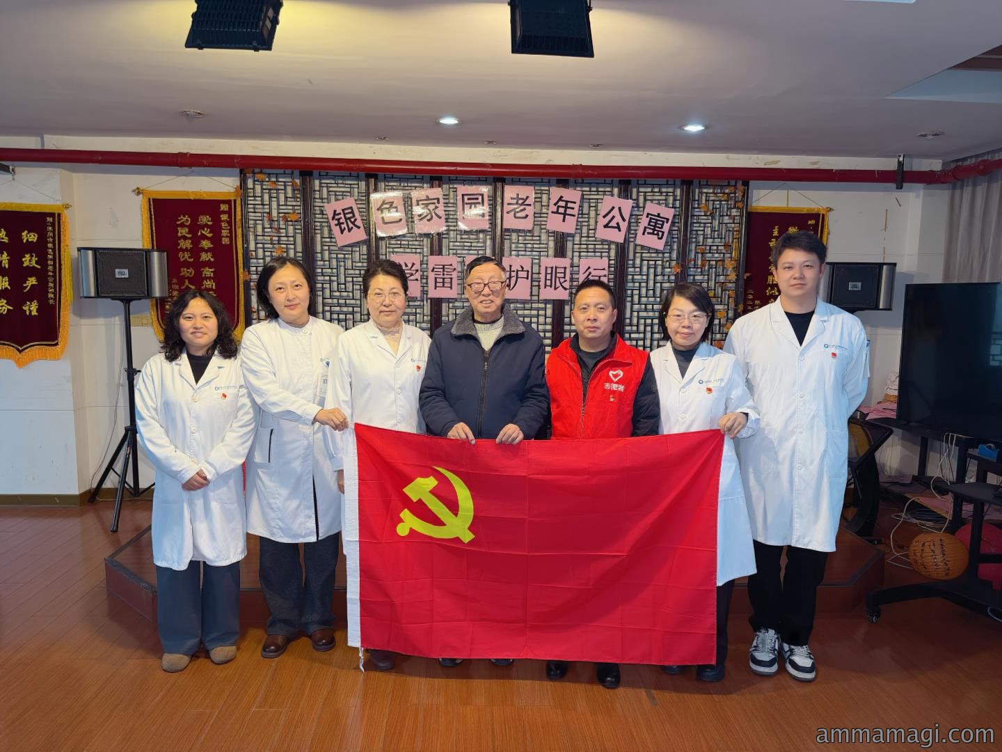 贯彻两会精神，“学雷锋护明眸”服务银龄送健康